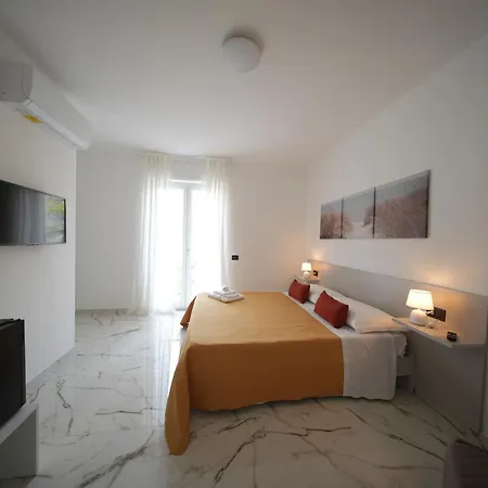 Aparthotel La Casa Di Nonna 3*